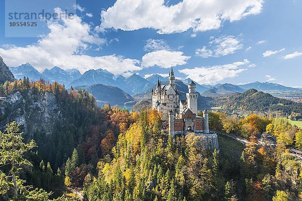 Schloss Neuschwanstein im Herbst  hinten Alpsee  Schwangau  Ostallgäu  Allgäu  Schwaben  Oberbayern  Bayern  Deutschland  Europa