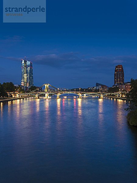Ausblick auf den Main und die neue EZB  Europäische Zentralbank  bei Nacht  Frankfurt am Main  Hessen  Deutschland  Europa
