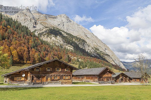 Almdorf Eng  Almhütten vor Herbstwald und Bergmassiv  Eng-Alm  Hinterriss  Karwendelgebirge  Tirol  Österreich  Europa
