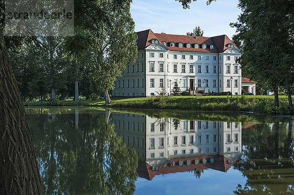 Schloss Wedendorf  gebaut 1679  heute Hotel  vorne ein Fischteich  Wedendorf  Mecklenburg-Vorpommern  Deutschland  Europa