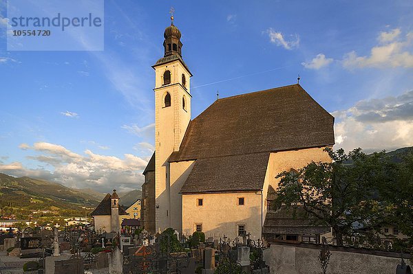 Stadtpfarrkirche mit gotischem Turm im Abendlicht  vorne Friedhof  Kitzbühel  Tirol  Österreich  Europa