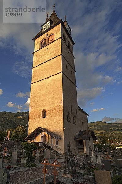 Turm der Liebfrauenkirche im Abendlicht  Kitzbühel  Tirol  Österreich  Europa