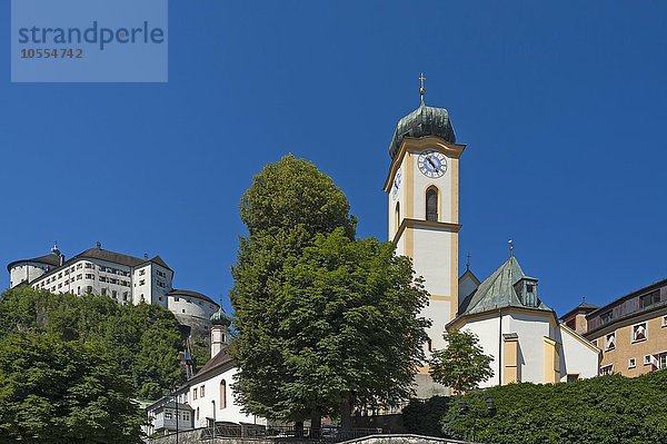 Stadtpfarrkirche St. Vitus  hinten Festung Kufstein  Kufstein  Tirol  Österreich  Europa
