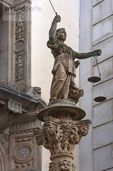 Skulptur der Justitia vor dem Rathaus  Görlitz  Oberlausitz  Sachsen  Deutschland  Europa