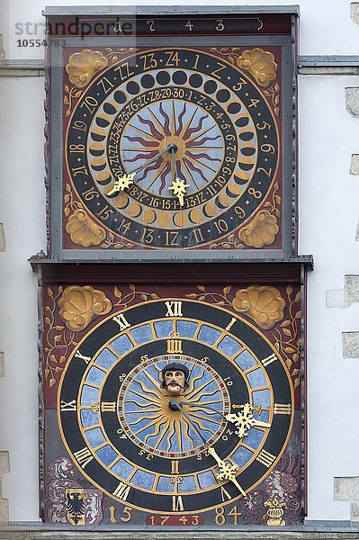 Zwei Turmuhren am alten Rathausturm  unten 1527 oben 1584  Untermarkt  Görlitz  Oberlausitz  Sachsen  Deutschland  Europa