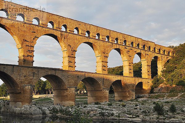 Römisches Aquädukt Pont du Gard über den Gardon am Abend  Remoulins  Provence  Südfrankreich  Frankreich  Europa