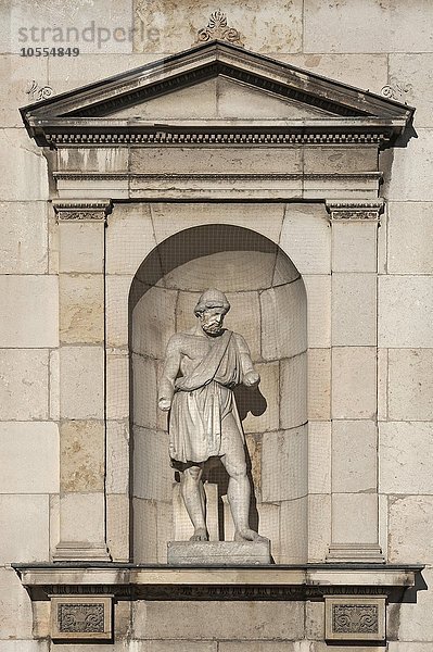 Skulptur des Hephaistos oder Vulcanus  Gott der Schmiedekunst  Königsplatz  München  Bayern  Oberbayern  Deutschland  Europa