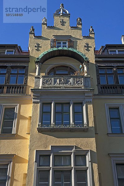 Mehrstöckiger Erker und Giebel eines Bürgerhauses  1897  Richard-Wagner-Strasse  München  Oberbayern  Deutschland  Europa