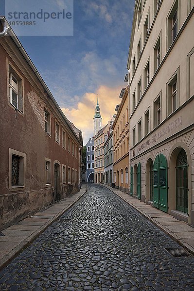 Alte Gasse mit Kopfsteinpflaster  hinten Turm der Dreifaltigkeitskirche  Görlitz  Oberlausitz  Sachsen  Deutschland  Europa