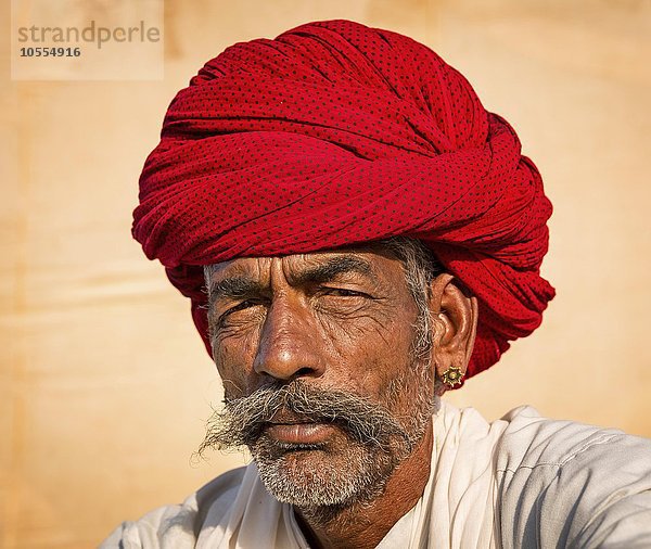 Älterer Mann mit Bart  Portrait  Rajasthani mit rotem Turban  Pushkar  Rajasthan  Indien  Asien
