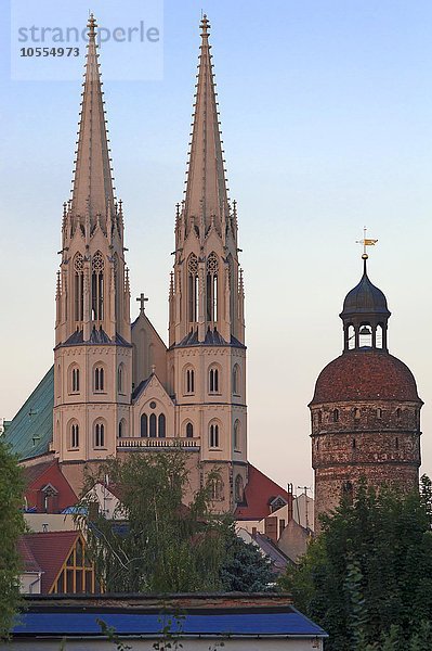 Türme der spätgotischen Peterskirche im Abendlicht  rechts Nikolaiturm  Befestigungsturm von 1384  Görlitz  Oberlausitz  Sachsen  Deutschland  Europa
