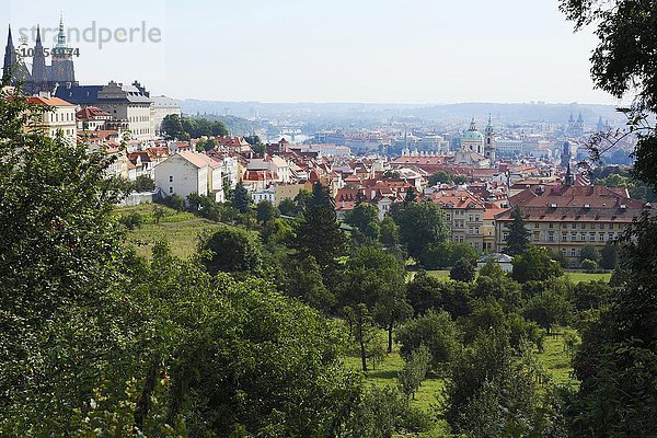 Kleinseite oder Mala Strana mit Prager Burg  Prag  Tschechien  Europa