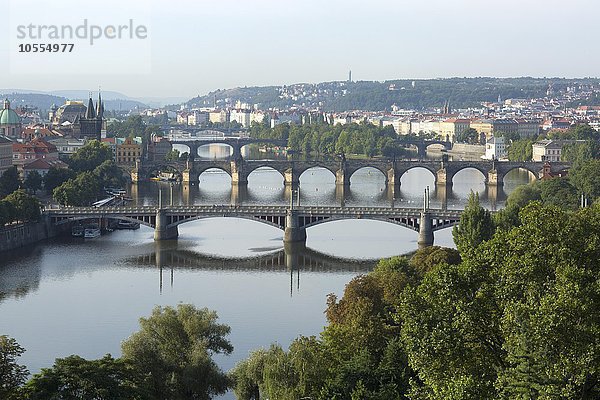 Ausblick vom Letna-Hügel über die Moldaubrücken zur Altstadt mit Altstädter Brückenturm  Prag  Tschechien  Europa
