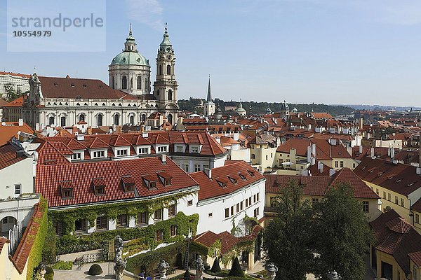Ausblick auf die St.-Nikolaus-Kirche  vorne Vrtba-Garten  Barockgarten  UNESCO Weltkulturerbe  Kleinseite  Prag  Tschechien  Europa