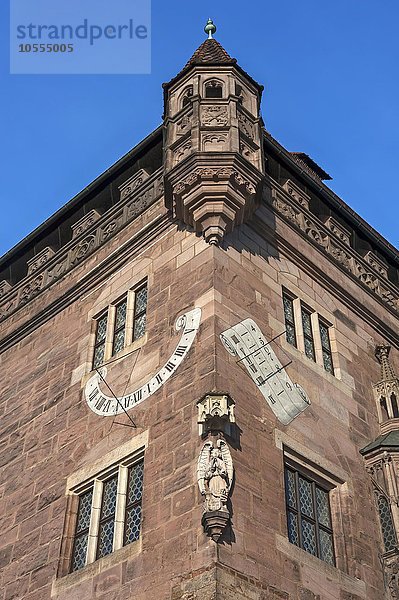 Erker und Sonnenuhren am Nassauer Haus  romanischer Wohnturm  Nürnberg  Mittelfranken  Bayern  Deutschland  Europa