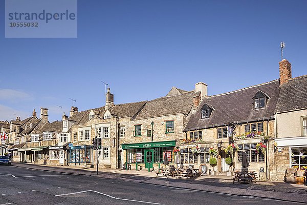 High Street  hübsche Straße im Dorf Cotswold  Burford  Oxfordshire  England  Großbritannien  Europa