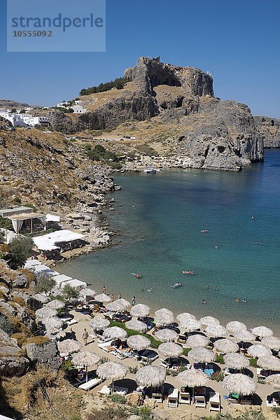 Paulusbucht  hinten Akropolis von Lindos  Lindos  Rhodos  Dodekanes  Griechenland  Europa