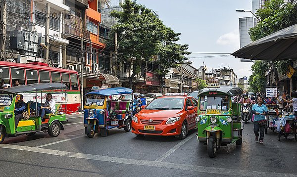 Straßenszene  Tuk-Tuks und Taxis warten an Ampel  Verkehr  Bangkok  Thailand  Asien