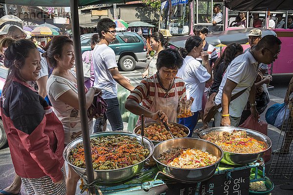 Garküche  Straßenverkäuferin am Verkaufsstand  Chinatown  Bangkok  Thailand  Asien