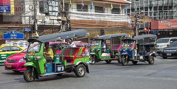 Tuk-Tuks im Straßenverkehr  Bangkok  Thailand  Asien