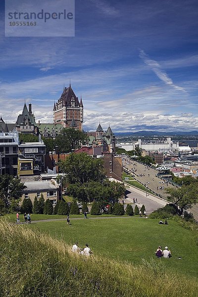 Chateau Frontenac mit Dufferin-Terrasse und Skyline der Altstadt  Vieux-Québec  im Sommer  Québec  Kanada  Nordamerika