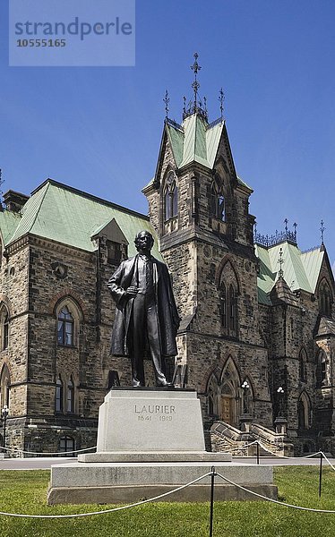 Wilfrid Laurier-Denkmal vor dem East Block Gebäude  Ottawa  Ontario  Kanada  Nordamerika