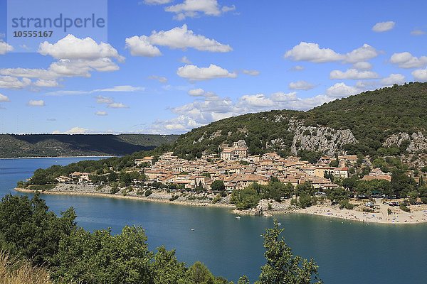 Dorf Bauduen am Ufer des Lac de Sainte-Croix westlich der Gorges du Verdon  Provence  Département Var  Frankreich  Europa