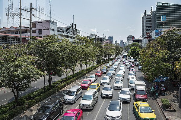 Stau auf verkehrsreicher Straße  Siam Square  Bangkok  Thailand  Asien