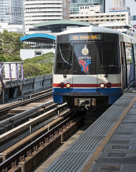 Bahn bei der Einfahrt in Haltestelle  BTS Skytrain  Bangkok Mass Transit System  Bahnsteig  Bangkok  Thailand  Asien