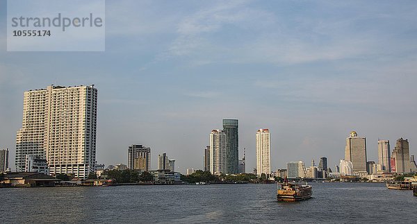 Skyline  Boot auf Fluss Mae Nam Chao Phraya mit Hochhäusern  Bangkok  Thailand  Asien