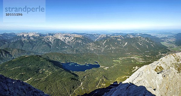 Ausblick von der Zugspitze auf den Eibsee und die Ammergauer Alpen  Grainau  Werdenfelser Land  Alpen  Oberbayern  Bayern  Deutschland  Europa