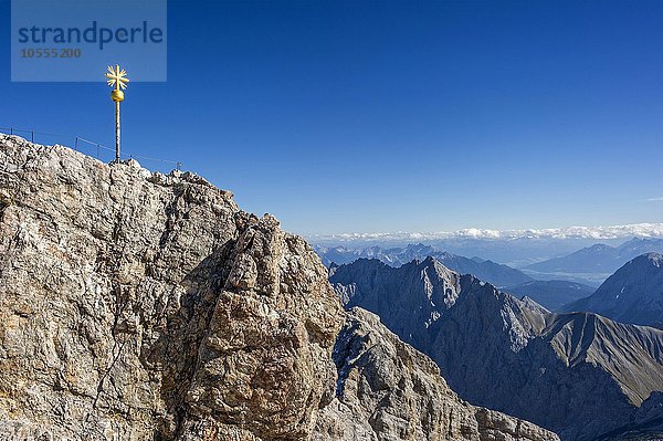 Vergoldetes Gipfelkreuz am Gipfel der Zugspitze  hinten Mieminger Gebirge in Tirol  Garmisch-Partenkirchen  Wettersteingebirge  Ostalpen  Oberbayern  Bayern  Deutschland  Europa