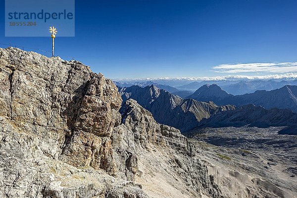 Vergoldetes Gipfelkreuz am Gipfel der Zugspitze  hinten Mieminger Gebirge in Tirol  Garmisch-Partenkirchen  Wettersteingebirge  Werdenfelser Land  Ostalpen  Oberbayern  Bayern  Deutschland  Europa