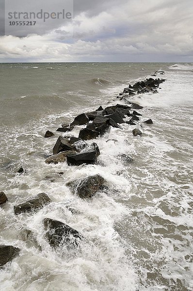 Wellenbrecher am Strand von Wustrow bei stürmischer See  Mecklenburg-Vorpommern  Deutschland  Europa