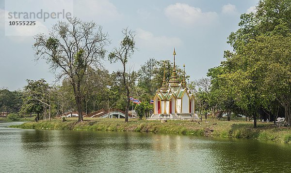 Kleiner Tempel an einem See  Rama Park  Ayutthaya  Thailand  Asien