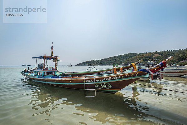 Bunte Longtail Boote im Meer  Insel Koh Tao  Golf von Thailand  Thailand  Asien