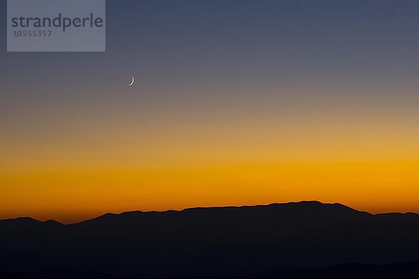 Sonnenuntergang und Sichelmond über den sibillinischen Bergen  Castelluccio di Norcia  Nationalpark Monti Sibillini  Parco nazionale dei Monti Sibillini  Umbrien  Italien  Europa