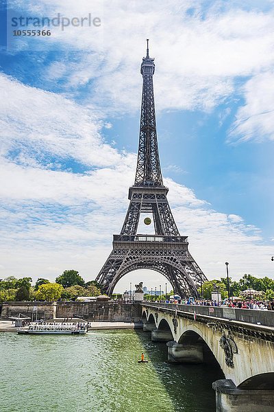 Eiffelturm  Tour Eiffel mit Brücke Pont d´Léna und Seine  Paris  Île-de-France  Frankreich  Europa