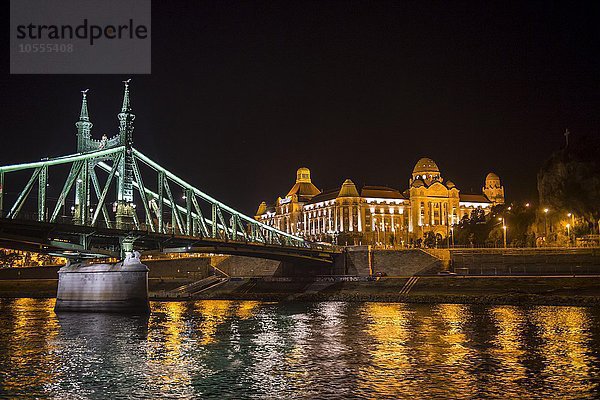 Beleuchtete Brücke und Hotel Gellert bei Nacht  Budapest  Ungarn  Europa