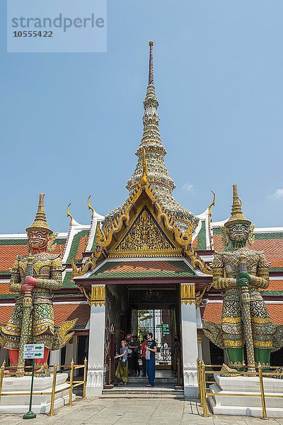 Yak  Dschak  Tempelwächter am Eingang des Wat Phra Kaeo Tempels  Königspalast  Bangkok  Zentralthailand  Thailand  Asien