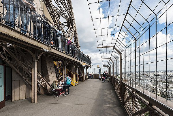 Mittlere Aussichtsplattform auf dem Eiffelturm  Paris  Ile de France  Frankreich  Europa