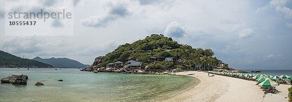 Strand mit Sonnenschirmen  Insel Koh Nang Yuan  auch Nangyuan  bei Koh Tao  Golf von Thailand  Thailand  Asien