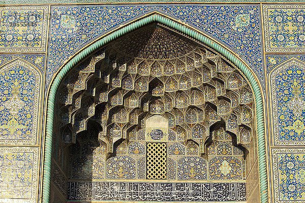 Stalaktiten-Verzierung am Iwan  Eingangs-Portal  Scheich-Lotfollah-Moschee oder Sheikh-Lotfoll?h  Isfahan  Iran