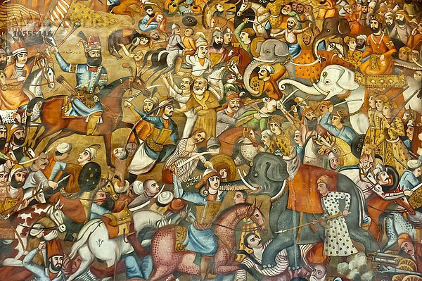 Fresko  Schlacht  Kampf von Nadir Shah in der Schlacht von Karnal  1739  auf Pferd gegen Sultan Mohammed Shah Gurkani auf weißem Elefant  Tschehel Sotun oder Chehel Sotoun  Vierzigsäulenpalast  Isfahan  Iran