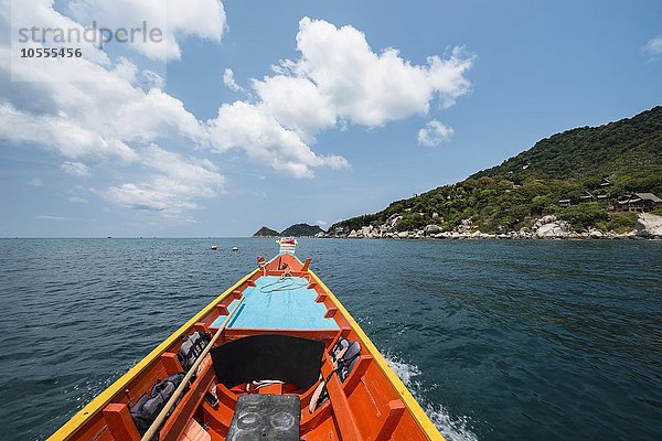 Bug von einem fahrendem Longtail-Boot im Meer  Insel Koh Tao  Golf von Thailand  Thailand  Asien