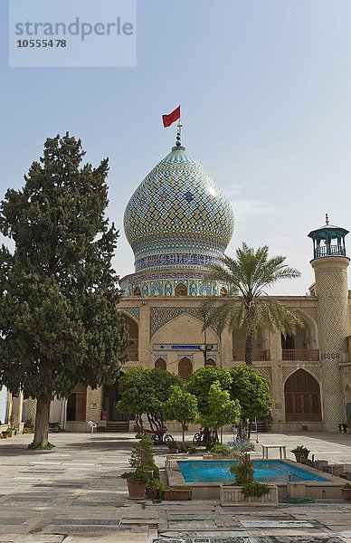 Moschee Imamzadeh-ye Ali Ebn-e Hamze oder Hamza ibn Ali ibn Ahmad  Innenhof mit Wasserbecken  Mausoleum  Grabmoschee  Schiras oder Shiraz  Iran