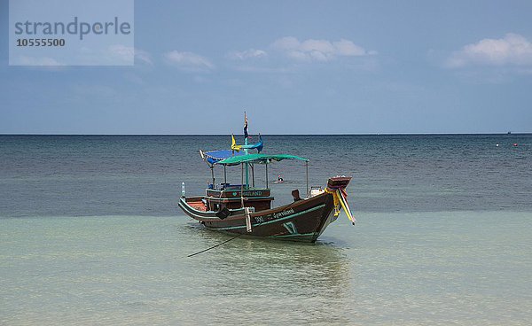 Buntes Longtail Boot im türkisen Meer  Insel Koh Tao  Golf von Thailand  Thailand  Asien