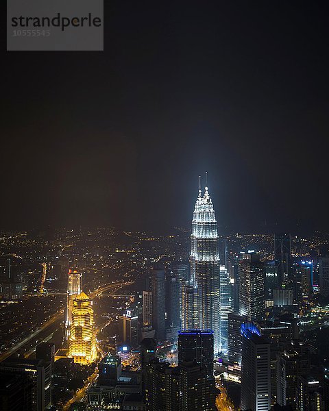 Skyline bei Nacht  Petronas Towers  Kuala Lumpur  Malaysia  Asien