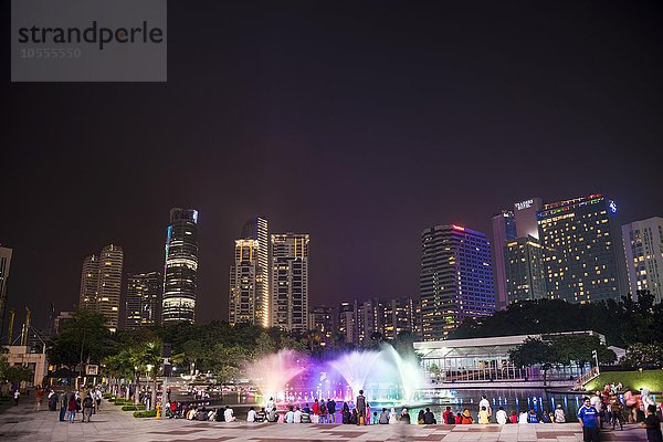 Menschen betrachten eine Lichtershow mit Brunnen  Lake Symphony im City Park  Zentrum  City Centre  Kuala Lumpur  Malaysia  Asien