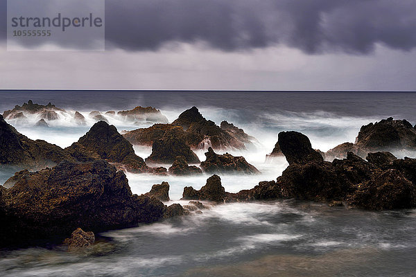 Felsformationen  Lavafelsen im Meer  Westküste  Porto Moniz  Madeira  Portugal  Europa